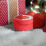 Crema labbra alla fragola in barattolo rosso per idratazione e profumo naturale.