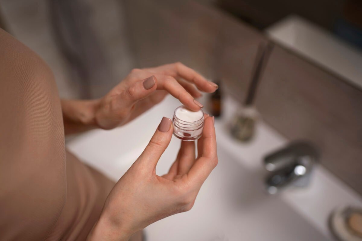 Donna che applica crema labbra aromatica