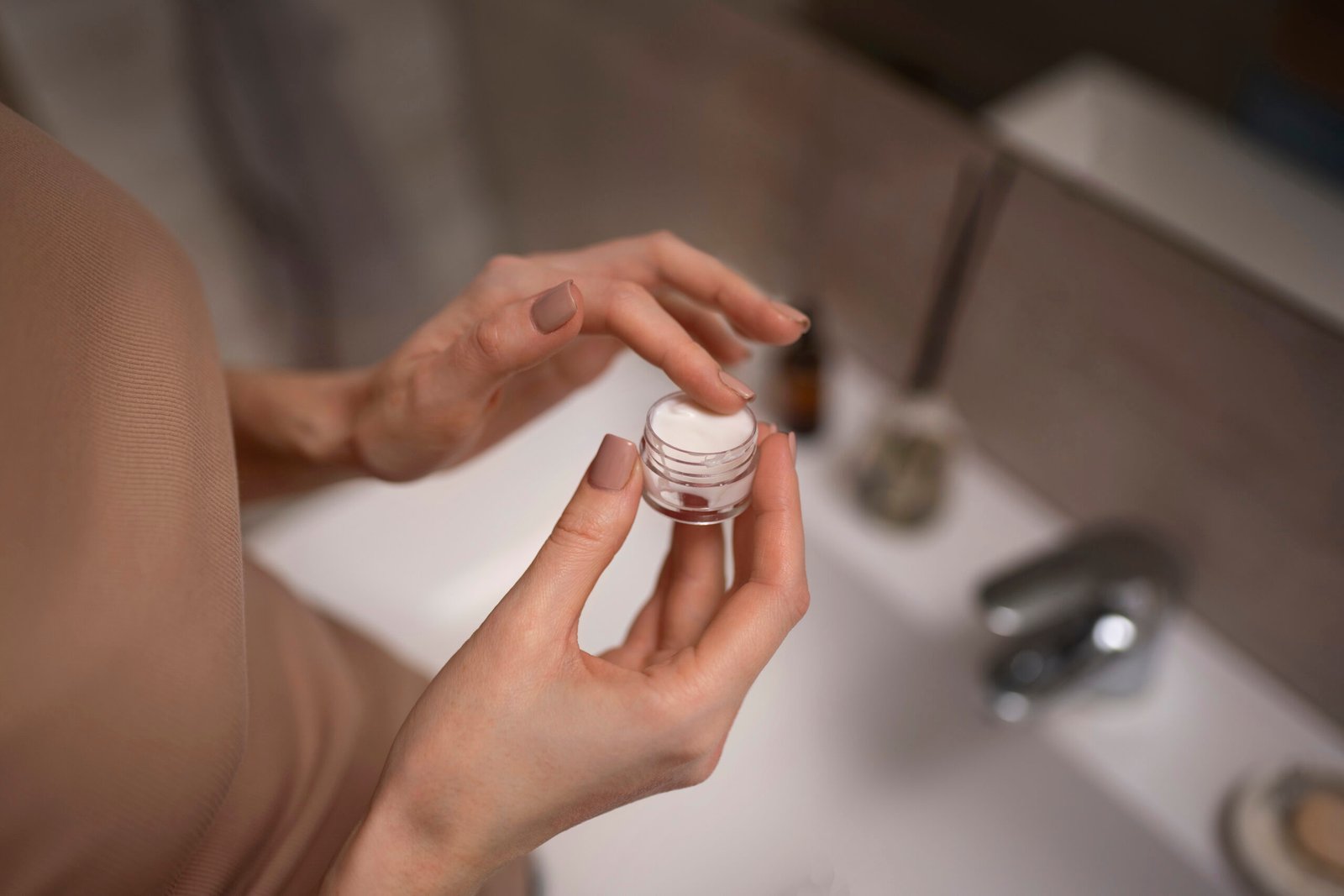 Donna che applica crema labbra aromatica