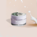 Barattolo di crema labbra Vitalzen al gusto di latte, ideale per labbra morbide e idratate con una fragranza delicata e cremosa